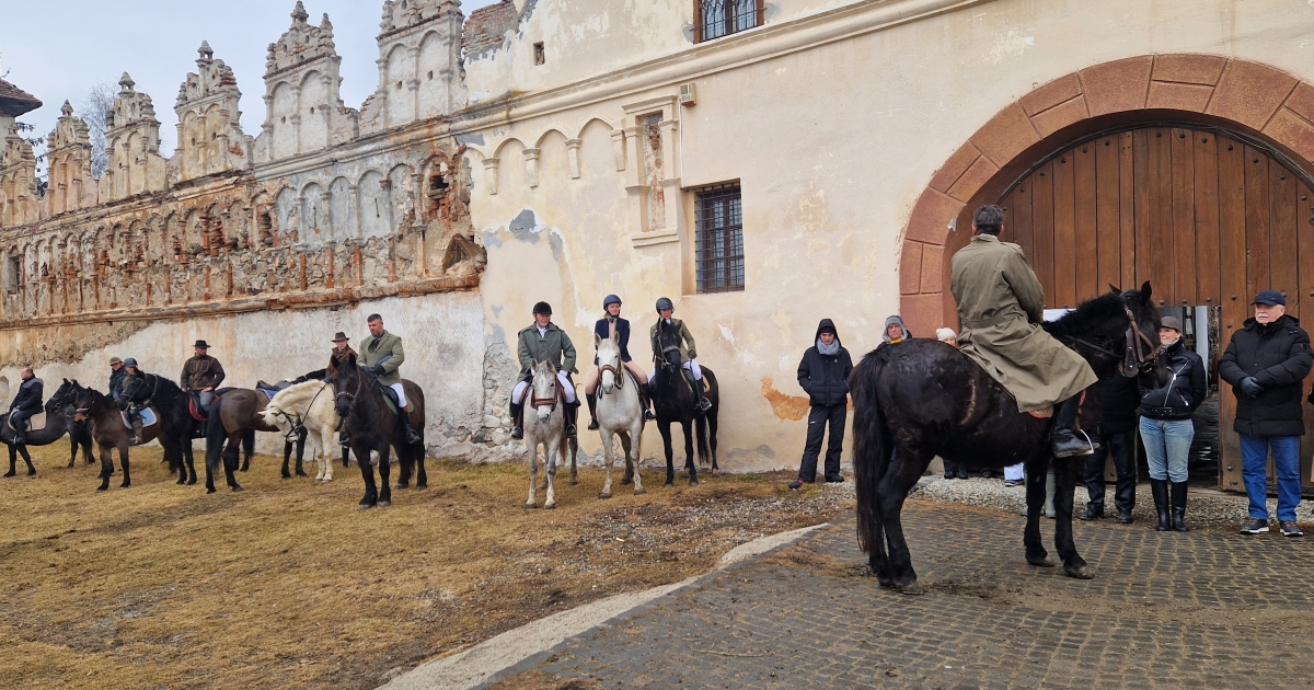 Vadászlovaglás és huszárbál Gyergyószárhegyen